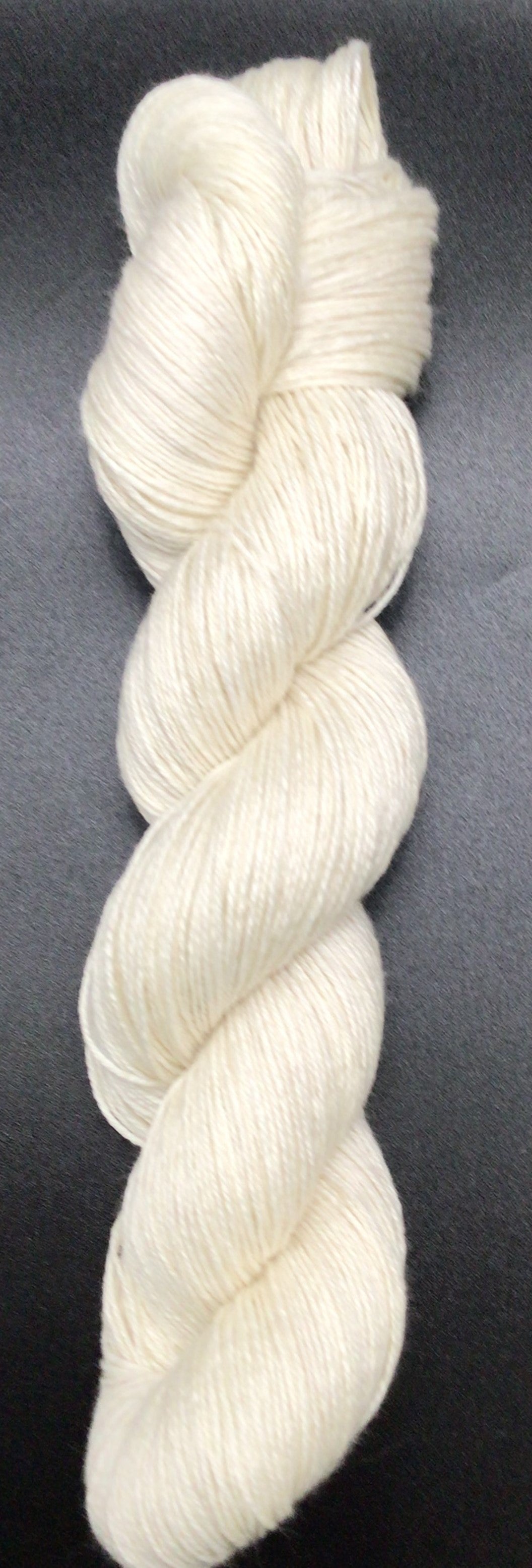 80% Laine Mérinos Superwash/ 10% Cachemire / 10% Nylon.115gr, 638yds,583m