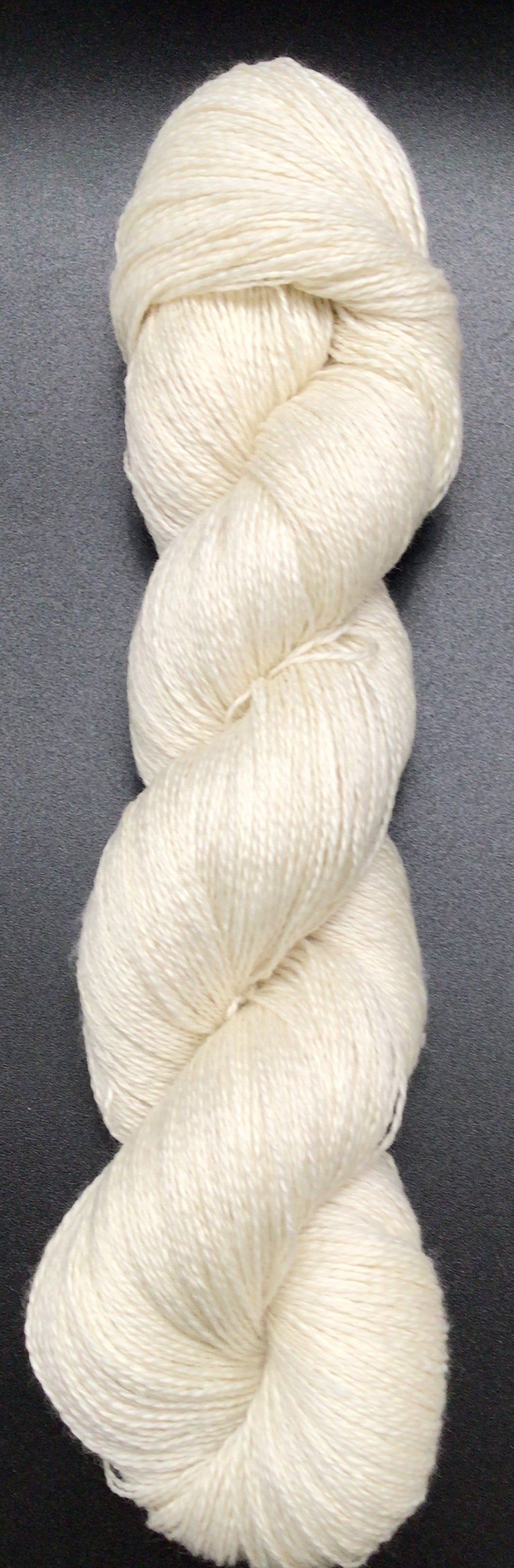 80% Laine Mérinos Superwash/ 10% Cachemire / 10% Nylon.115gr, 638yds,583m